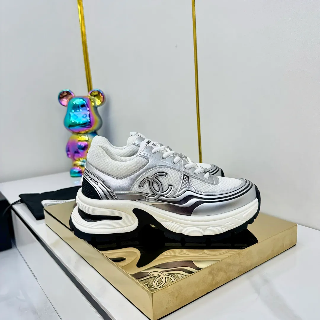 👟👟Ex-factory price 680👟👟 Upgraded version, upgraded version, upgraded version! No rebuttal accepted! ! ! ! Chanel Chanel panda shoes! 2025 counter's top casual sports shoes. This classic design; the upper is electro-embroidered with a variety of techniques; the outsole is fashionable and sporty; the unusual inclusion of a variety of color matching elements... The diversified mix and match is very good-looking and versatile, and can be used for leisure, fashion, sports, and outdoor... ꫛꫀꪝ Go➫ Materials: ❶Upper made of: original imported first-layer silk cowhide + original waterproof cloth + original first-layer cowhide ❷Inner lining: Original Yangli+Net ❸Outsole based on: Original TPU combination outsole Counter boutique packaging complete set for women 35–41 👉 👉 👉 👉